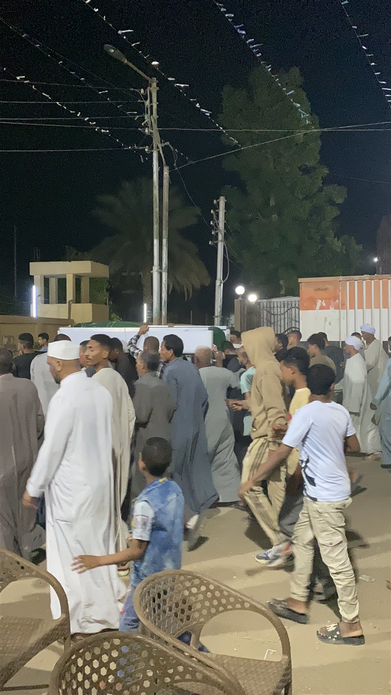 تشييع جثمان الشاعر والصحفي سيد العديسي