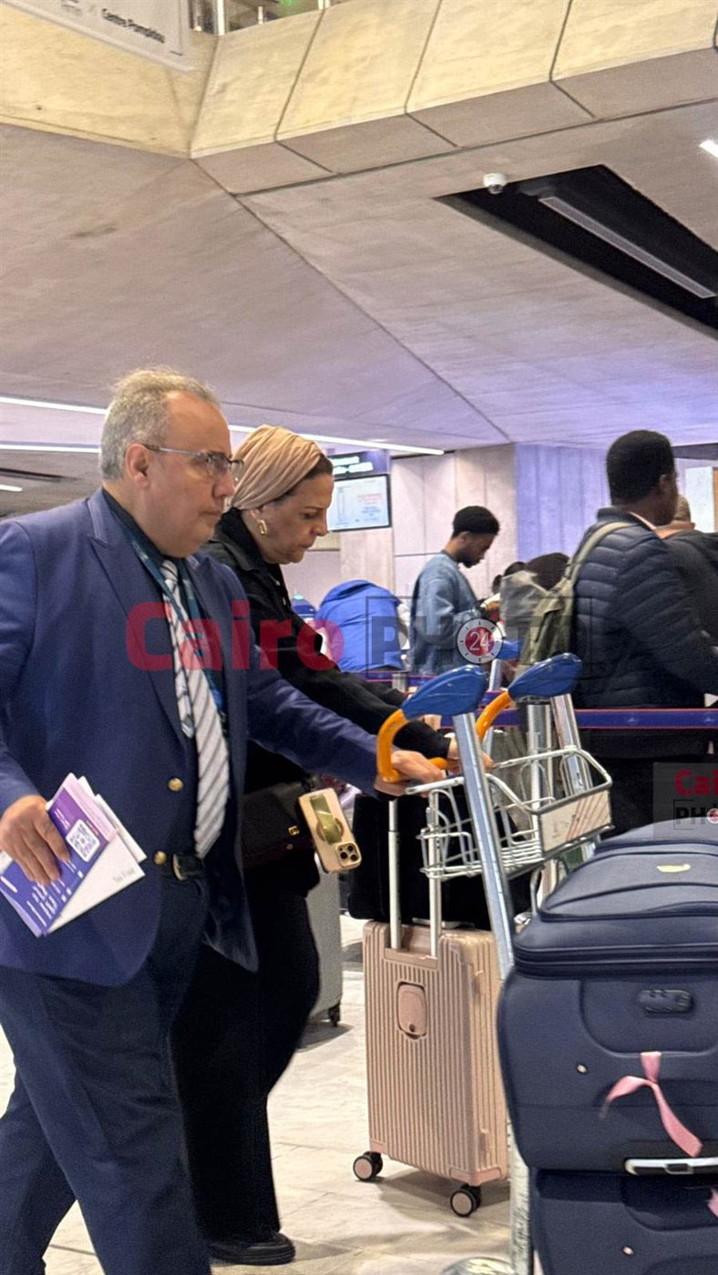 وفد من السفارة المصرية في فرنسا يرافق أسرة هاني شاكر إلى المطار تمهيدا لعودتهم إلى القاهرة | خاص