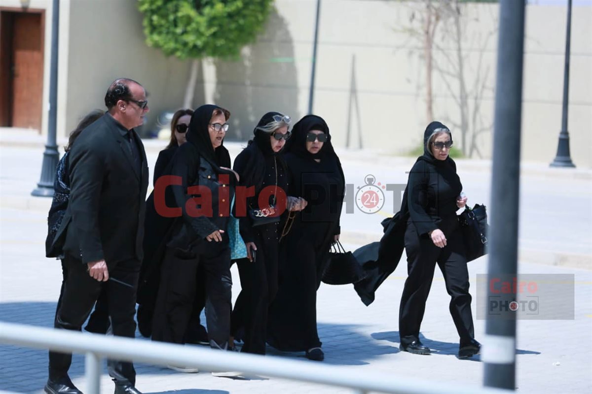 بـالسبحة والعباءة.. فيفي عبده تصل جنازة هاني شاكر برفقة بوسي شلبي لإلقاء النظرة الأخيرة