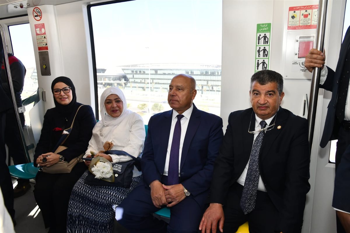 وزير النقل يستقل أول رحلة بشرق النيل