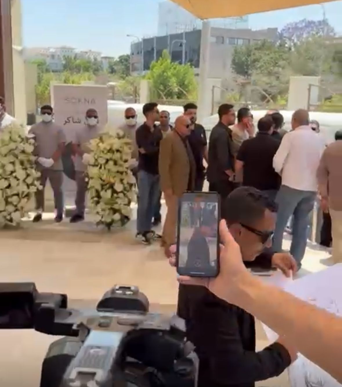 &nbsp;وصول جثمان أمير الغناء العربي هاني شاكر إلى مسجد أبو شقة استعدادًا لصلاة الجنازة