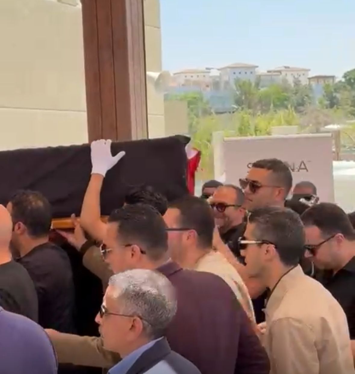 ملفوفًا بعلم مصر.. وصول جثمان أمير الغناء العربي هاني شاكر إلى مسجد أبو شقة استعدادًا لصلاة الجنازة