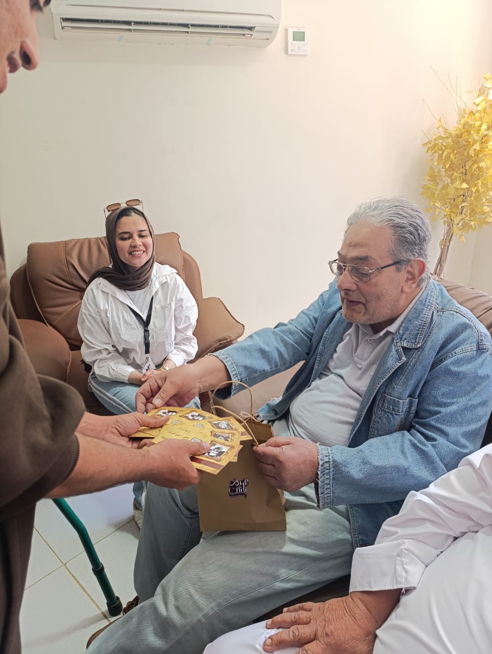 ضمن مشروع تخرجهم.. زيارة خاصة من طلبة جامعة القاهرة لـ دار رعاية الفنانين