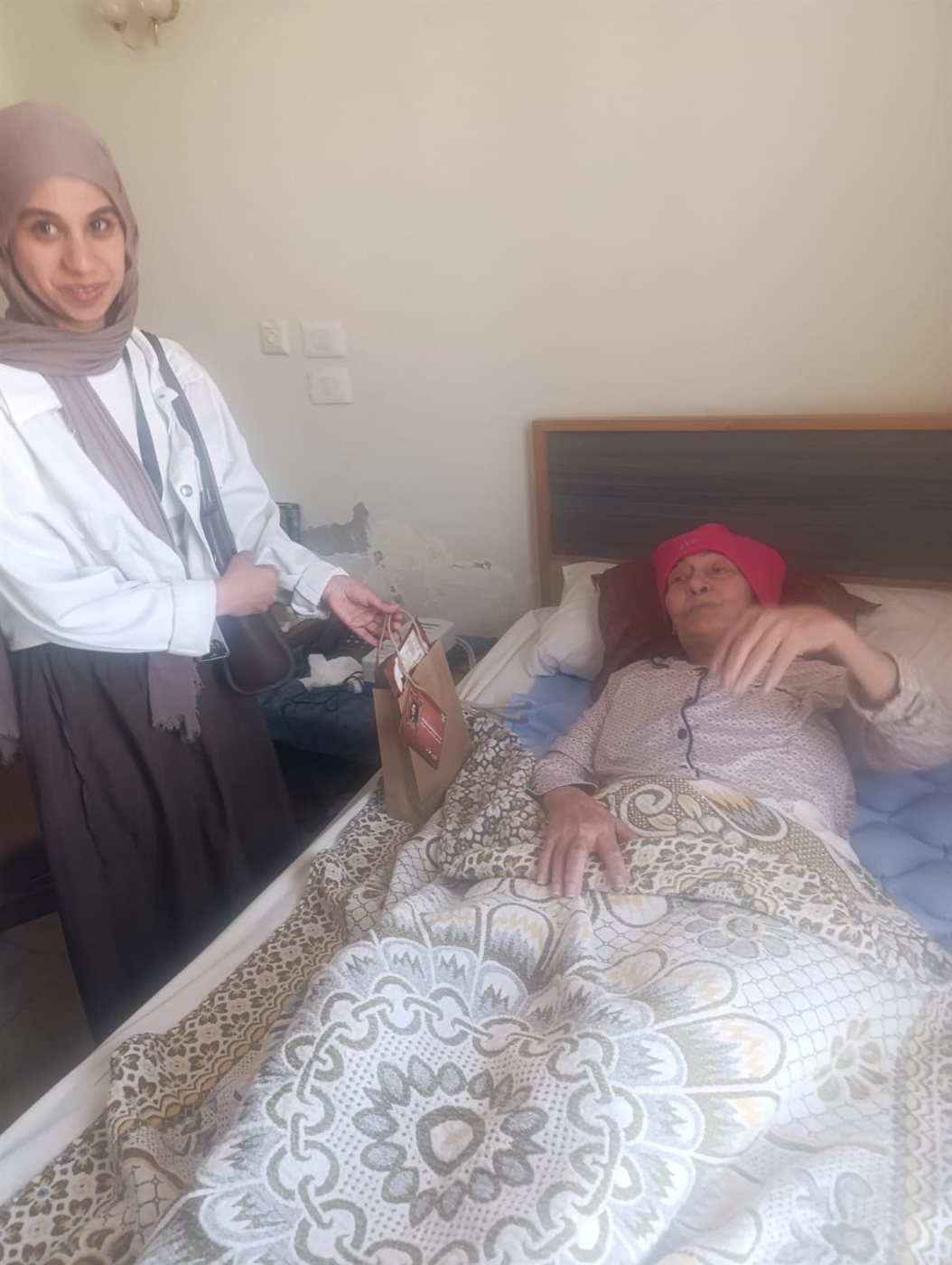 ضمن مشروع تخرجهم.. زيارة خاصة من طلبة جامعة القاهرة لـ دار رعاية الفنانين