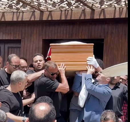 &nbsp;رامي صبري يحمل نعش هاني شاكر قبل تشييعه إلى مثواه الأخير