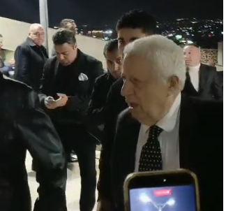 منهم أنغام وتامر عاشور.. نجوم الغناء يقدمون واجب العزاء في هاني شاكر