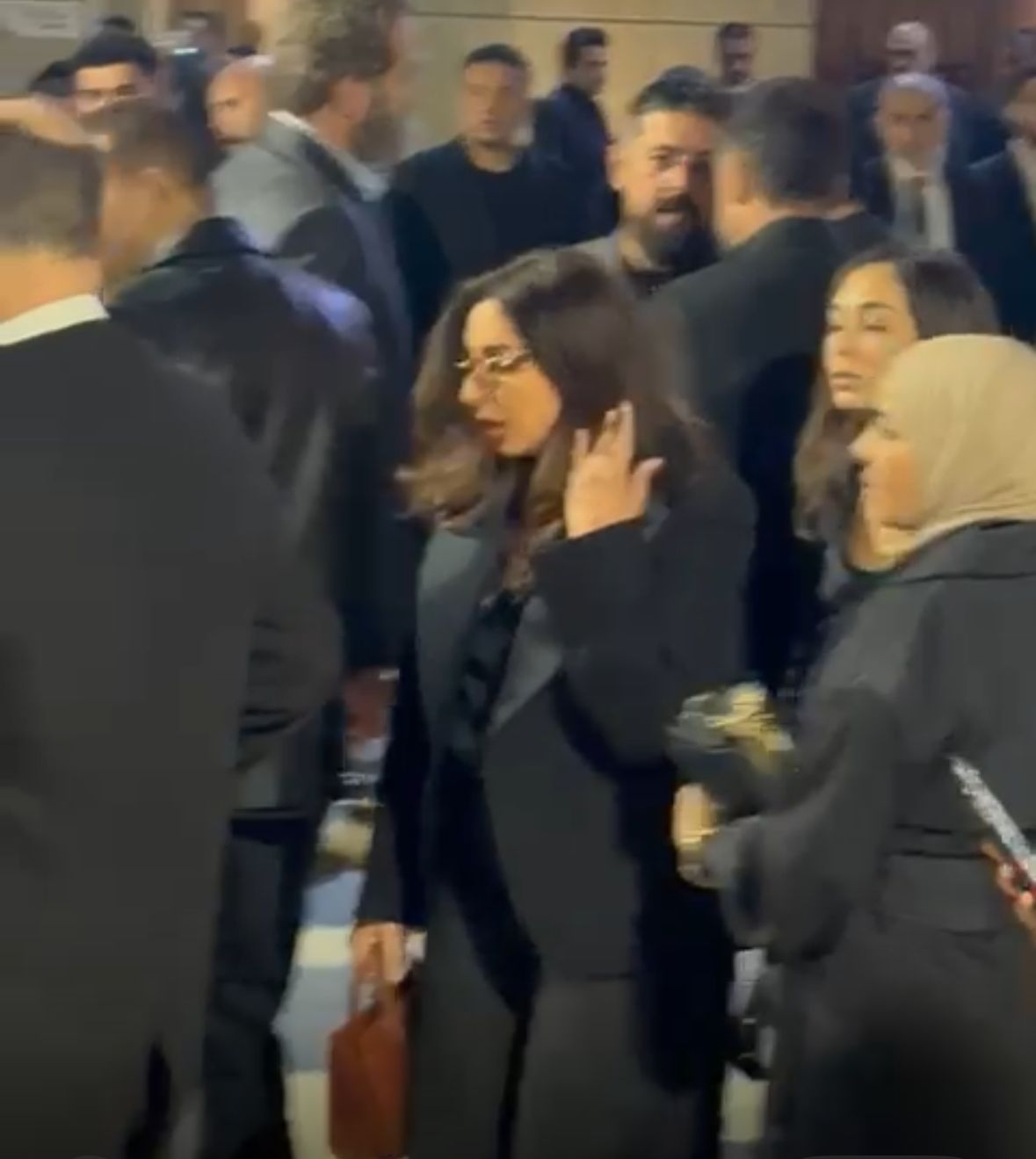 منهم أنغام وتامر عاشور.. نجوم الغناء يقدمون واجب العزاء في هاني شاكر