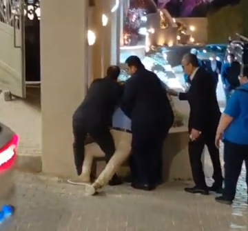 أحد المعزين يتعرض لـ الإغماء في عزاء هاني شاكر ومحمد أبو داوود يسعفه&nbsp;