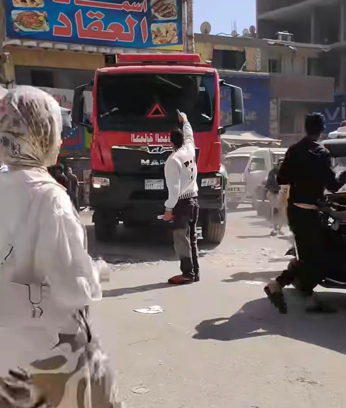 جانب من تعطل سيارات الإطفاء بسبب الإشغالات بشارع ناهيا