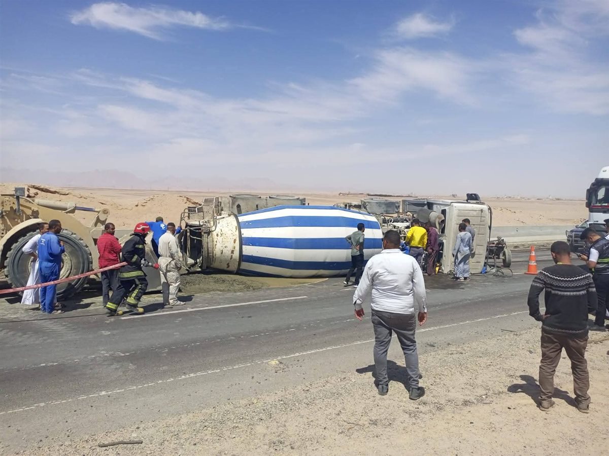 إنقلاب سيارة نقل ثقيل محملة بالأسمنت بالطريق الدائري للغردقة