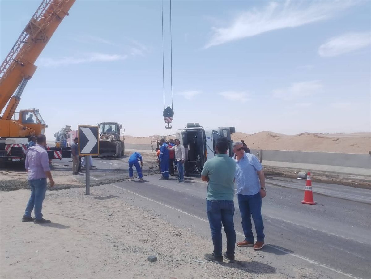 إنقلاب سيارة نقل ثقيل محملة بالأسمنت بالطريق الدائري للغردقة