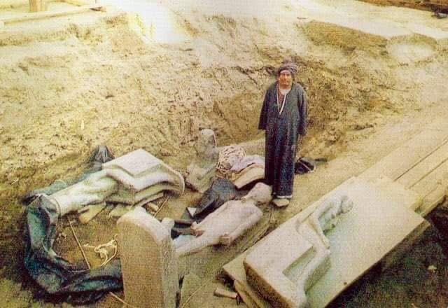 اثناء استخراج التماثيل