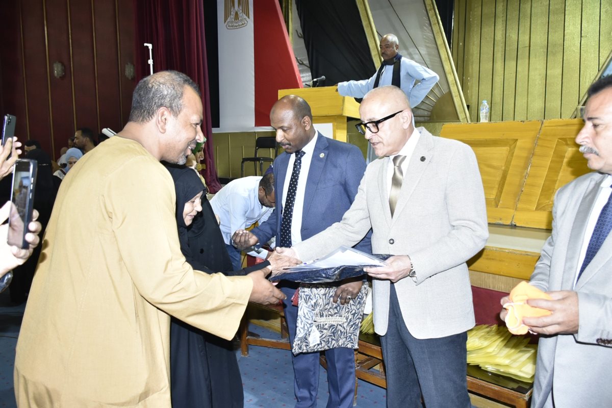 محافظ الأقصر يسلم ملابس الإحرام لحجاج التضامن&nbsp;