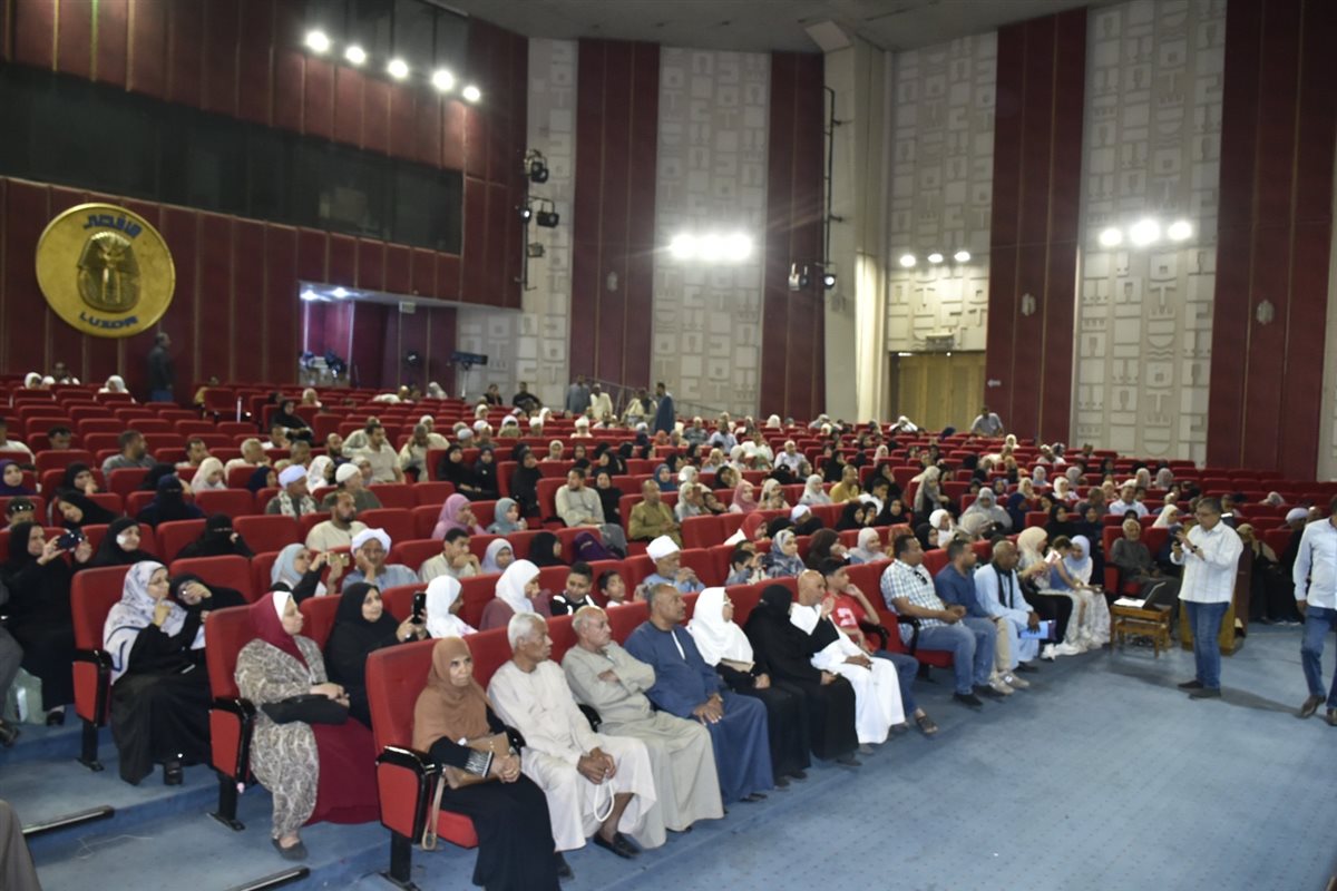 محافظ الأقصر يسلم ملابس الإحرام لحجاج التضامن&nbsp;