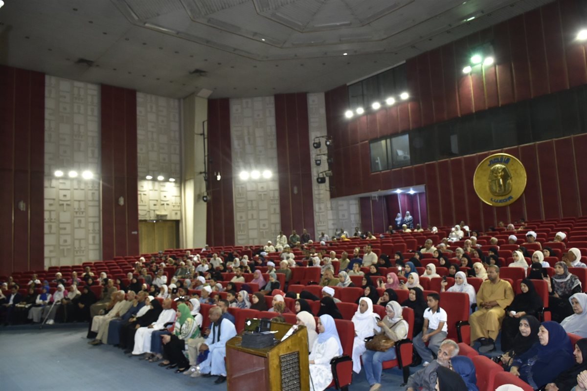 محافظ الأقصر يسلم ملابس الإحرام لحجاج التضامن&nbsp;