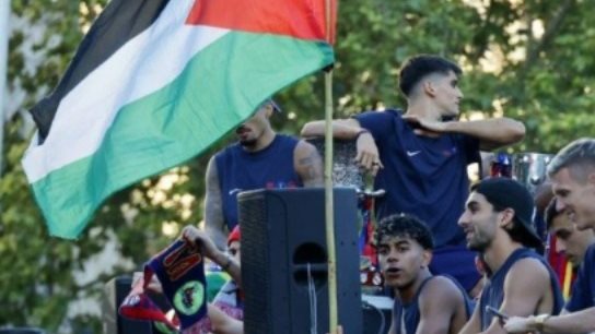 <strong>لامين يامال يرفع علم فلسطين خلال احتفالات برشلونة بـ بالثنائية المحلية</strong>