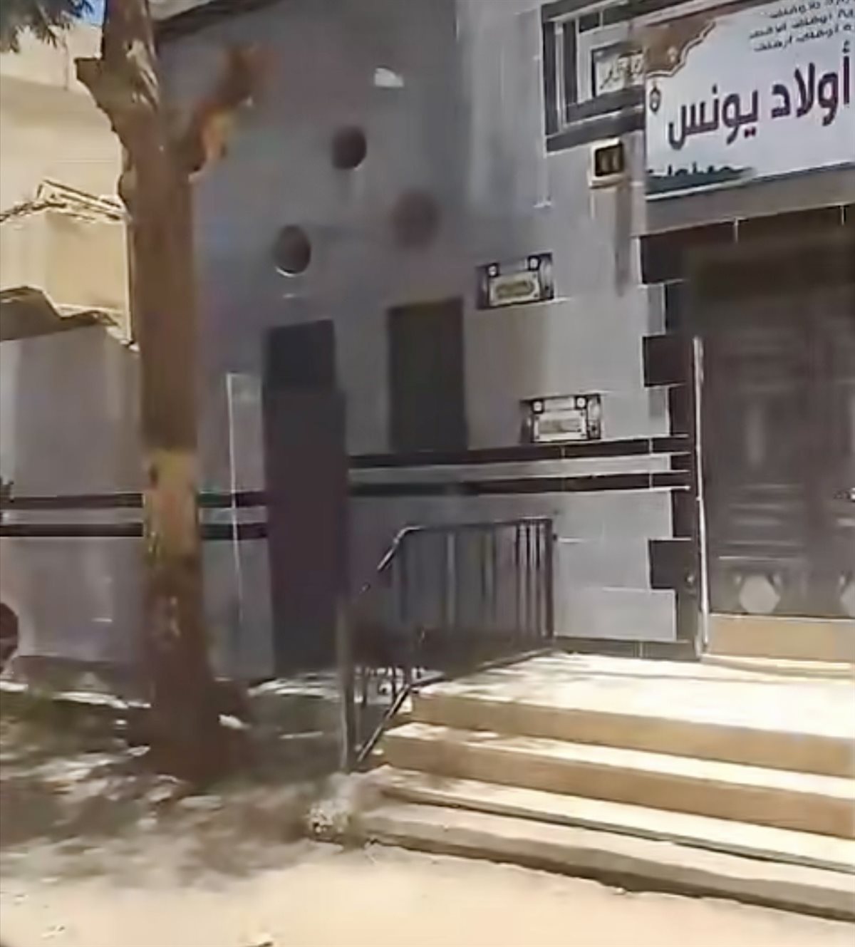 مسجد مغلق امام المصلين بالاقصر