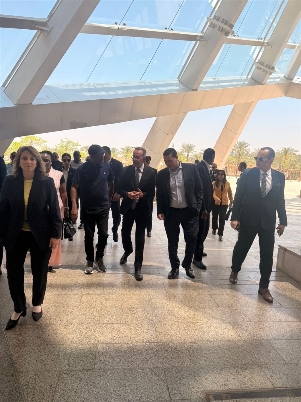 رئيس وزراء بوروندي وحرمه يزوران المتحف المصري الكبير