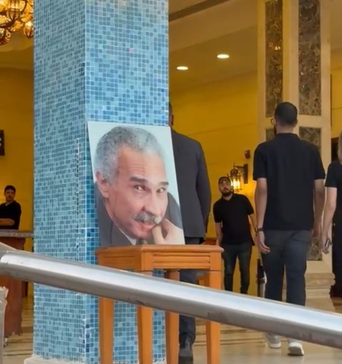 بدء عزاء الراحل عبدالرحمن أبو زهرة بمسجد المشير طنطاوي وفردوس عبدالحميد أبرز الحضور