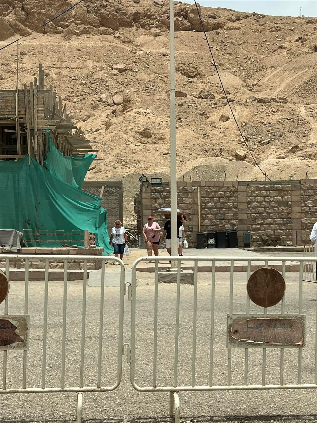 سائح يحتمى بكرتونة من أشعة الشمس بالأقصر&nbsp;