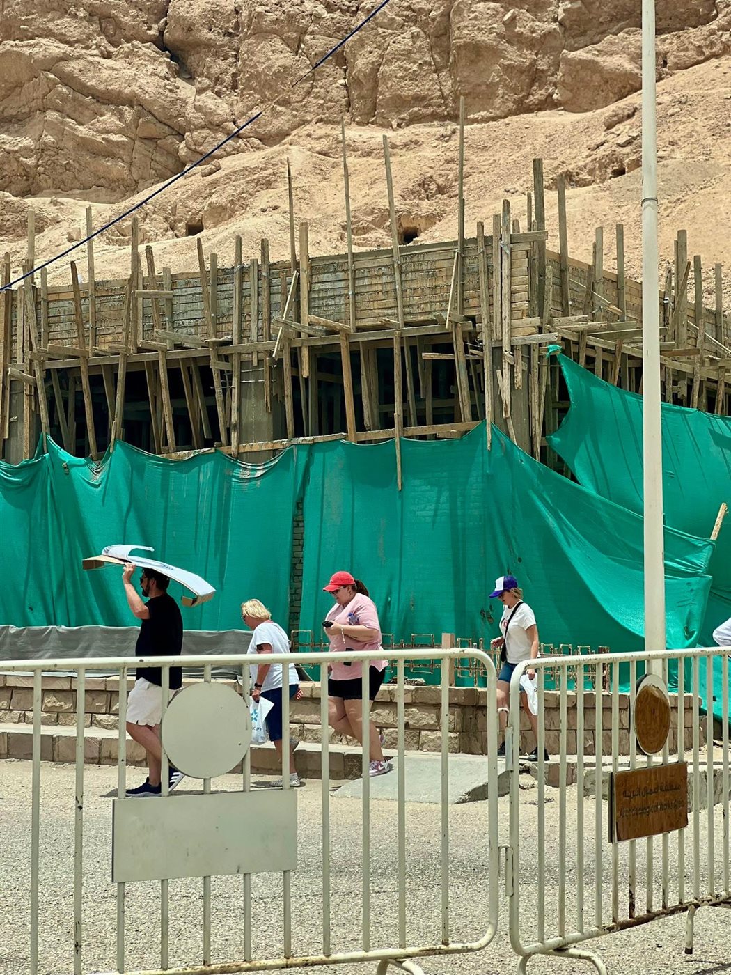سائح يحتمى بكرتونة من أشعة الشمس بالأقصر&nbsp;