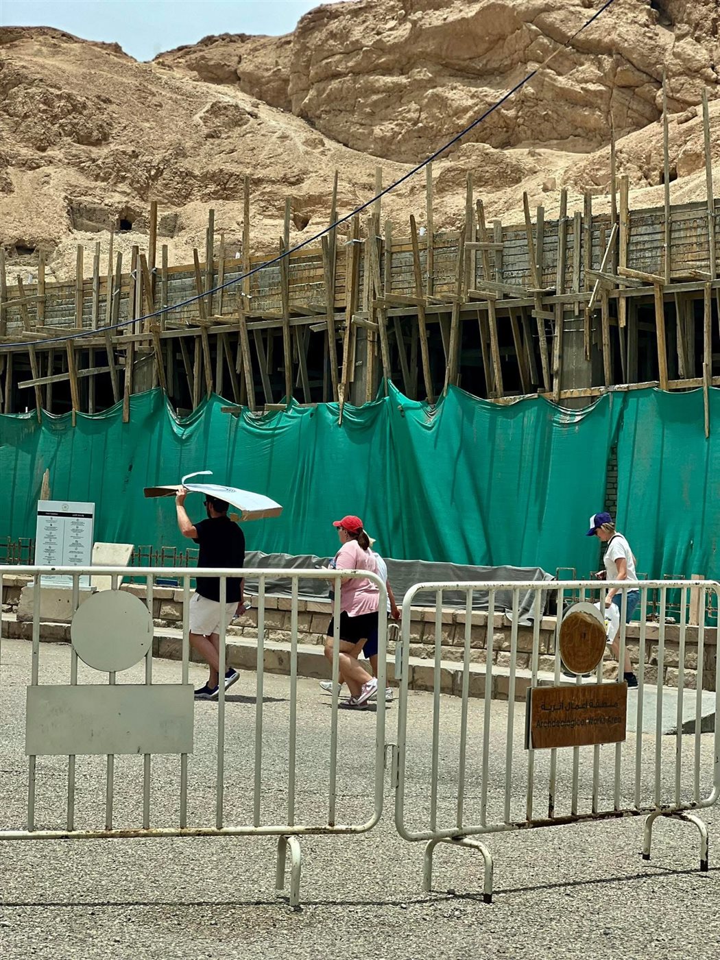 سائح يحتمى بكرتونة من أشعة الشمس بالأقصر&nbsp;