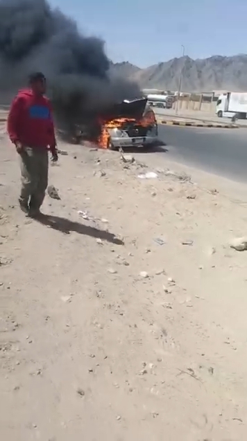 اشتعال النيران في سيارة بطريق سفاجا