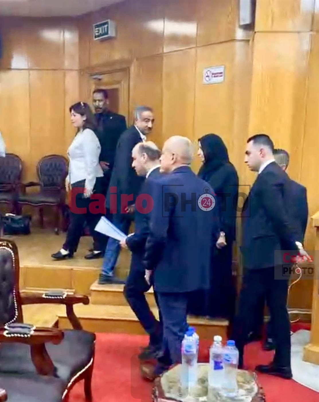 وزير العمل ومحافظ الأقصر في لقطه إنسانية مع شاب من ذوى الهمم