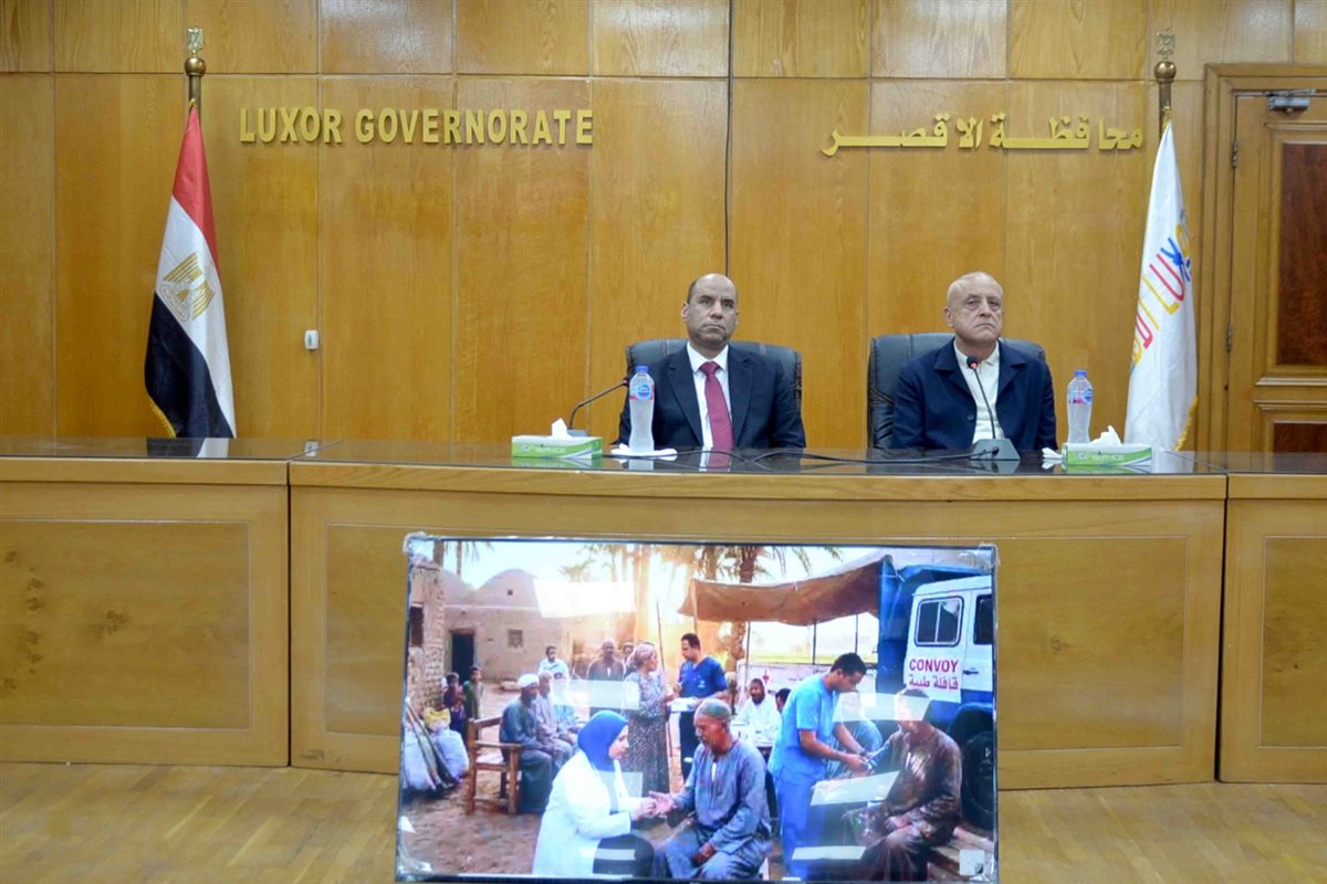 لقاء محافظ الأقصر ووزير العمل وتسليم عقود عمل للشباب&nbsp;
