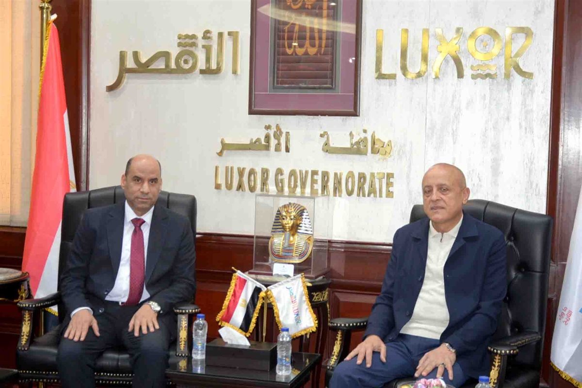 لقاء محافظ الأقصر ووزير العمل وتسليم عقود عمل للشباب&nbsp;