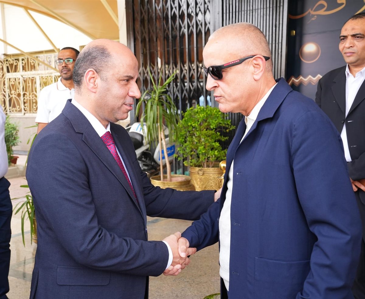 لقاء محافظ الأقصر ووزير العمل وتسليم عقود عمل للشباب&nbsp;
