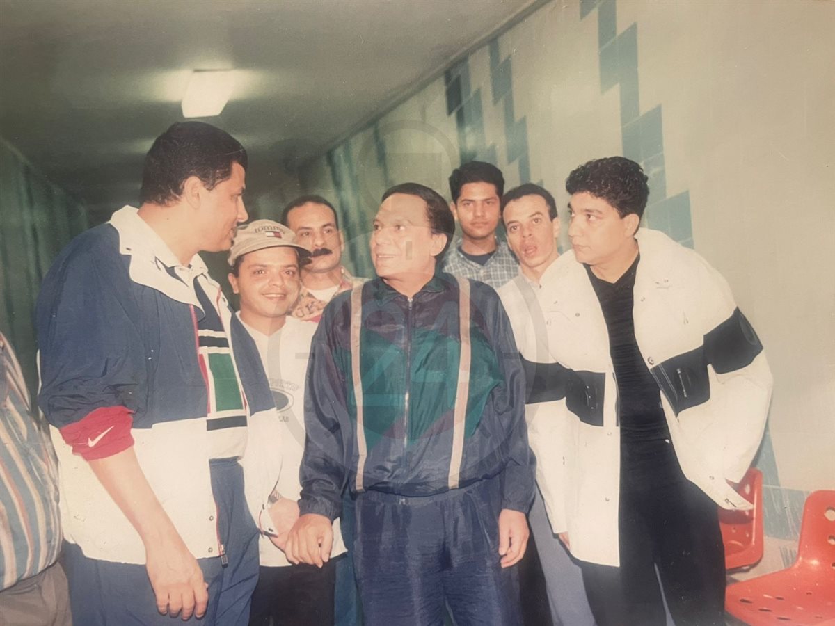 صوره نادره لـ الزعيم عادل إمام من حضور مباراة اعتزال أحمد شوبير.. بحضورالإعلامي ممدوح موسى ومحمد هنيدي والكابتن مصطفى عبده