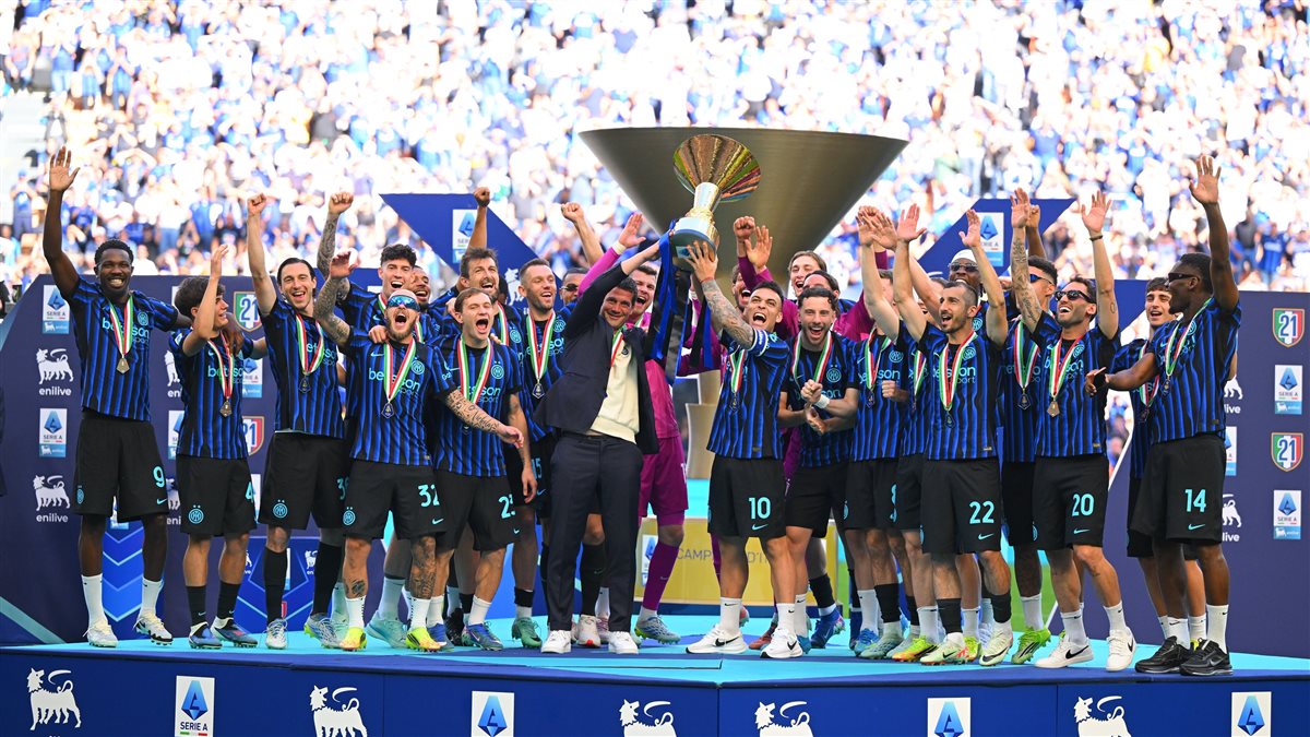 إنتر ميلان يرفع لقب الدوري الإيطالي وسط جماهيره.. ويحتفل بالثنائية المحلية في شوارع ميلانو