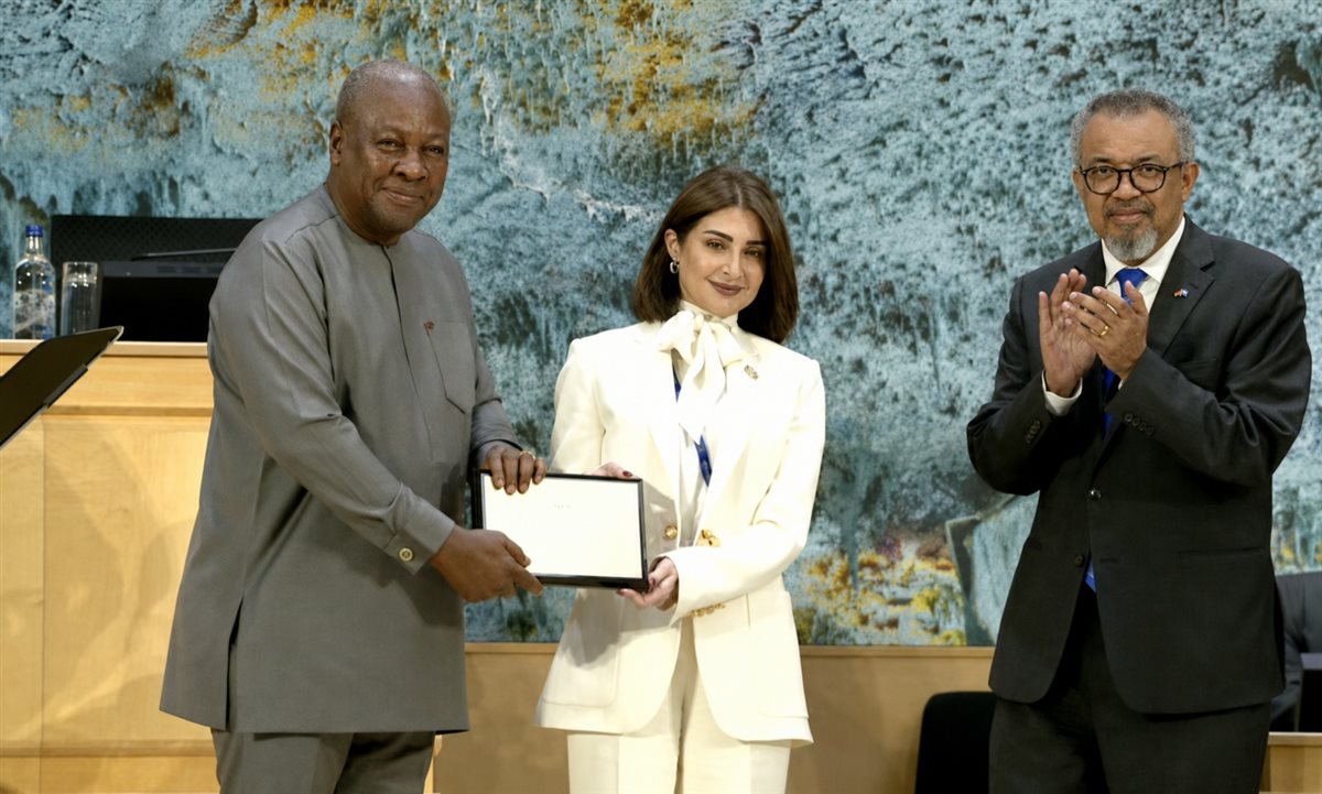 الصحة العالمية تكرم الدكتورة هبة السويدي تقديرا لرعايتها مرضى الحروق