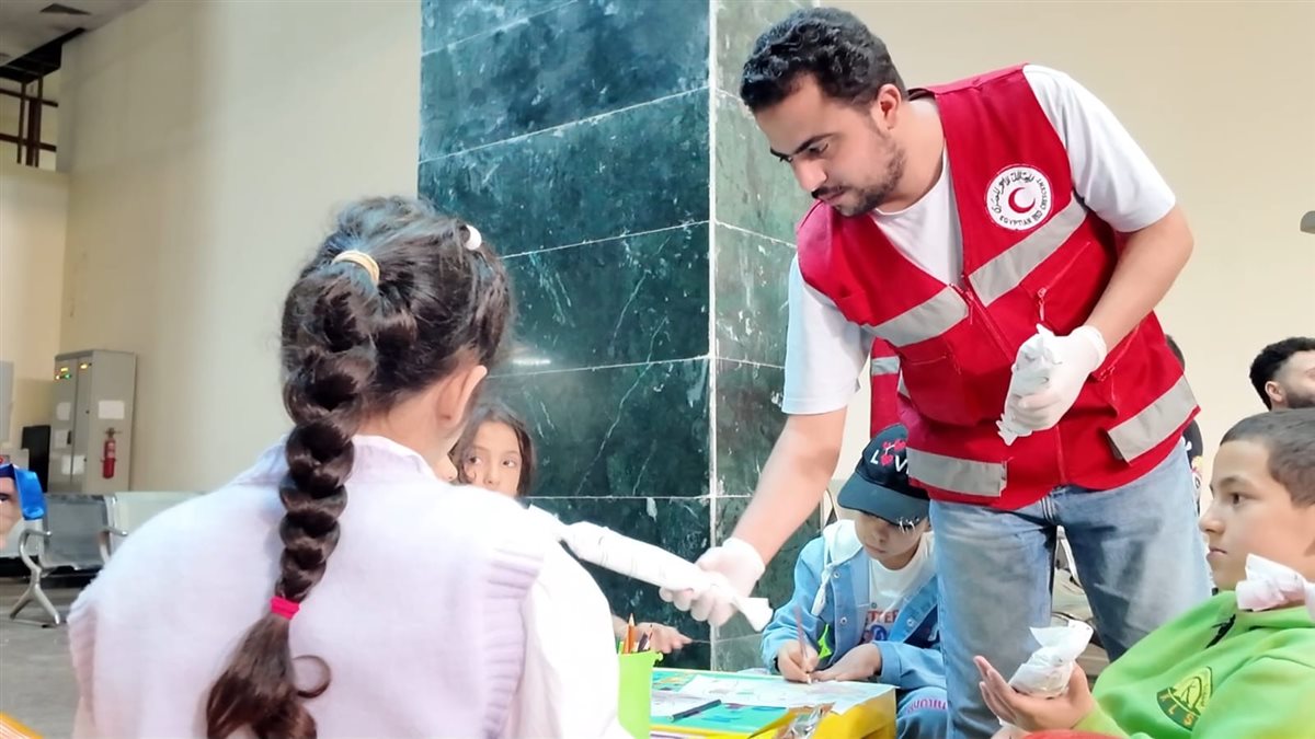 الهلال الأحمر المصري يستقبل دفعة جديدة من مصابي غزة&nbsp;