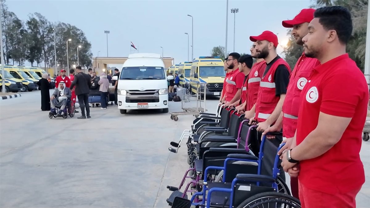 الهلال الأحمر المصري يستقبل دفعة جديدة من مصابي غزة&nbsp;