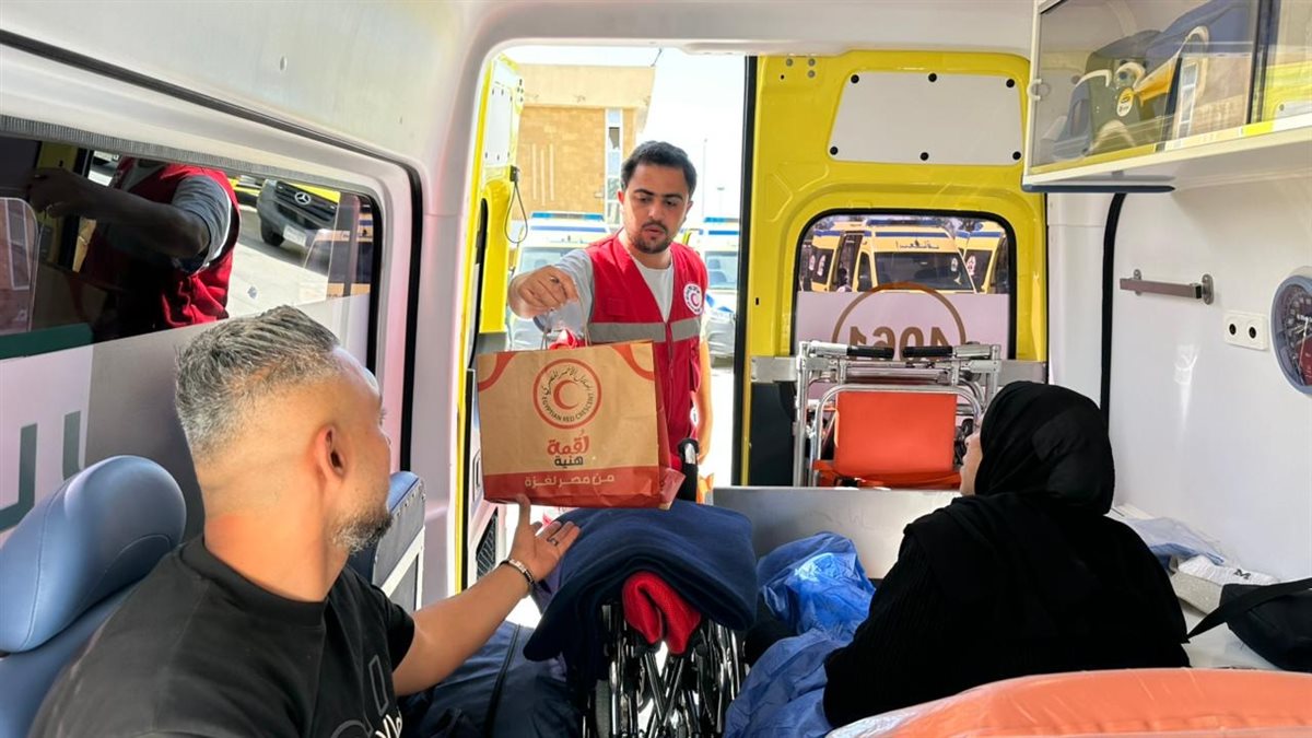 الهلال الأحمر المصري يستقبل دفعة جديدة من مصابي غزة&nbsp;