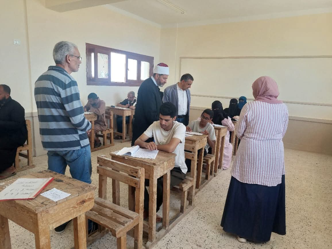 رئيس الإدارة المركزية يتفقد سير الامتحانات