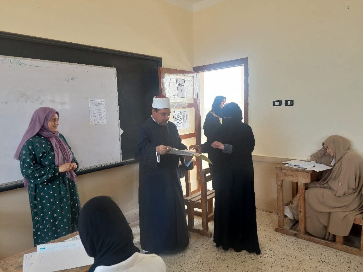 رئيس الإدارة المركزية يتفقد سير الامتحانات