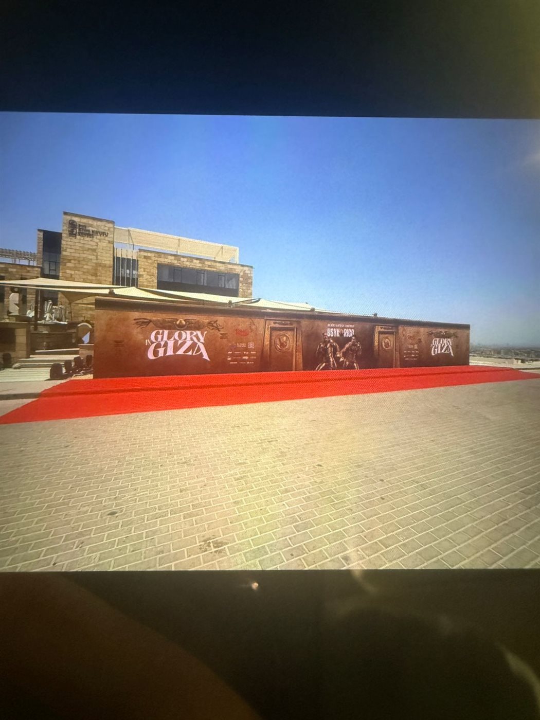 من أمام الأهرامات.. الاستعدادات الأخيرة قبل بدء حفل استقبال نجوم GLORY IN GIZA بحضور الإعلاميين