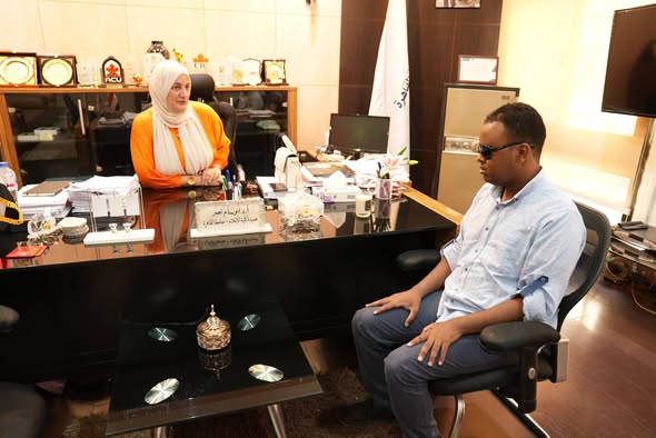 عميدة إعلام القاهرة تكرم الطالب محمد إيهاب
