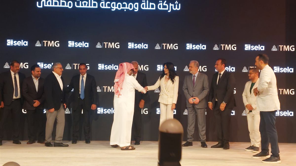 جانب من الحضور خلال التوقيع