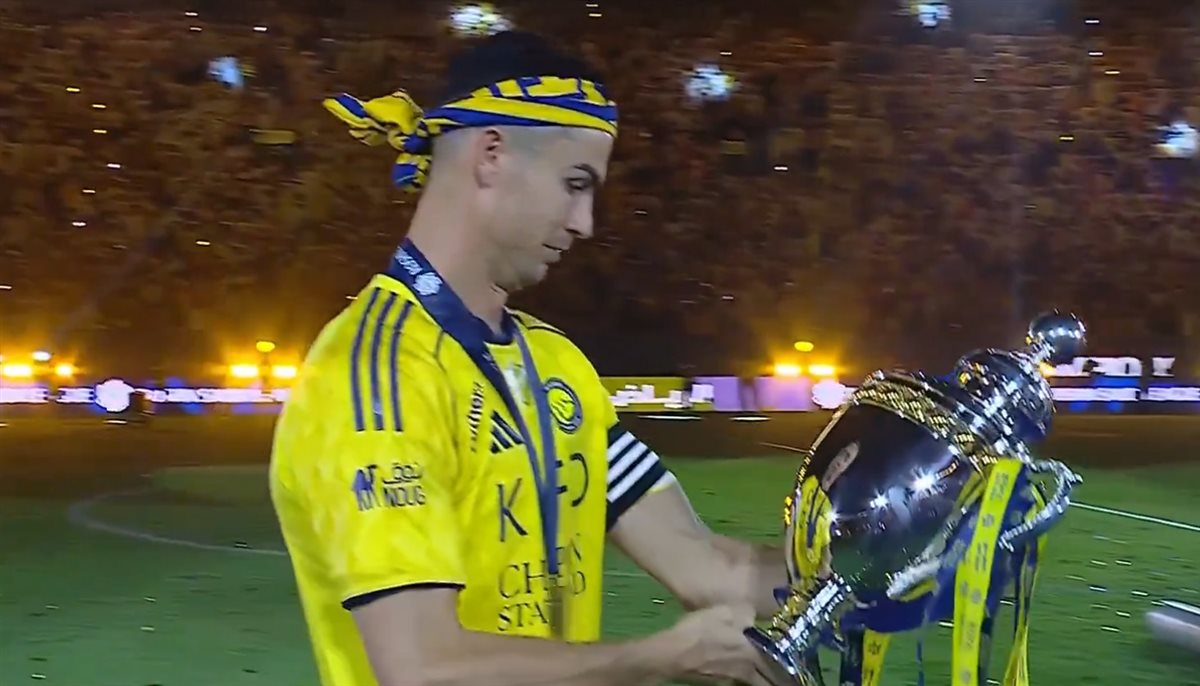 صور من احتفال كريستيانو رونالدو بلقب الدوري السعودي مع نادي النصر (3)