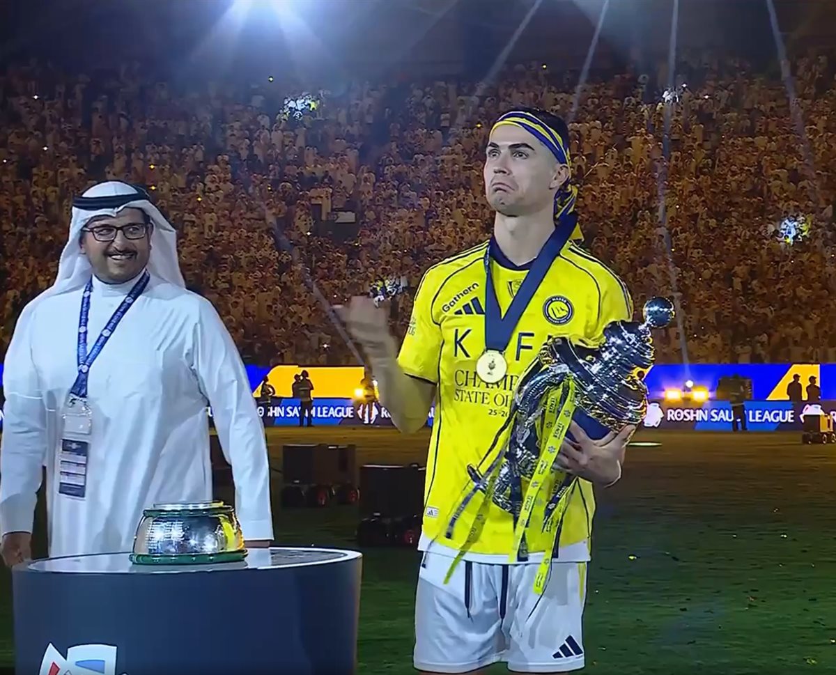 صور من احتفال كريستيانو رونالدو بلقب الدوري السعودي مع نادي النصر (7)