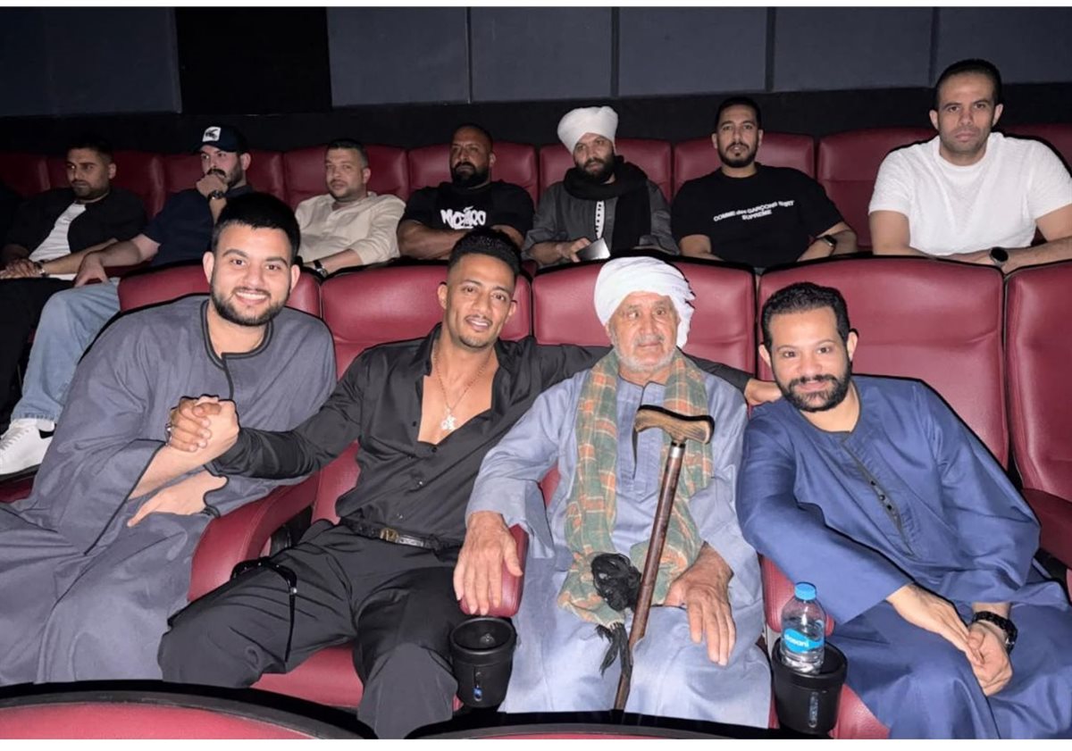 بعد أزمة منعهما.. محمد رمضان يحضر عرض فيلم أسد مع الصعايدة بإحدى السينمات