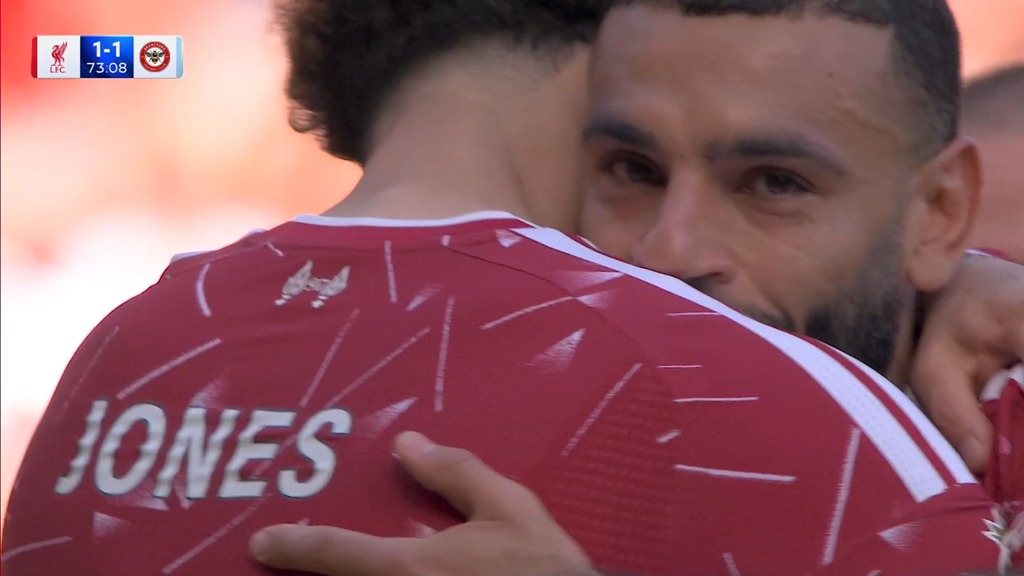 <strong>دموع واحتفاء وتحية كبيرة في مشهد النهاية للنجم محمد صلاح بـ ليفربول</strong>
