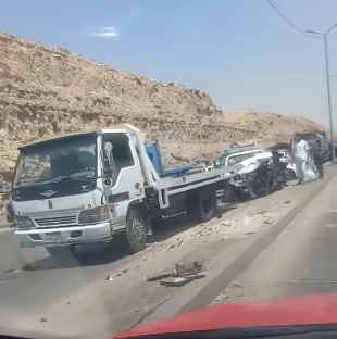 <strong>تصادم عدد من السيارات أعلي طريق الاوتوستراد بحلوان</strong>