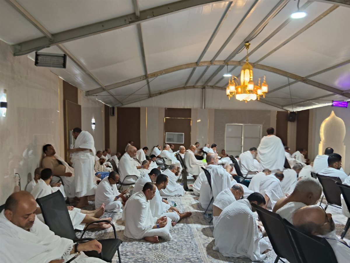 حجاج السياحة يستعدون للنفرة من عرفات إلى مزدلفة