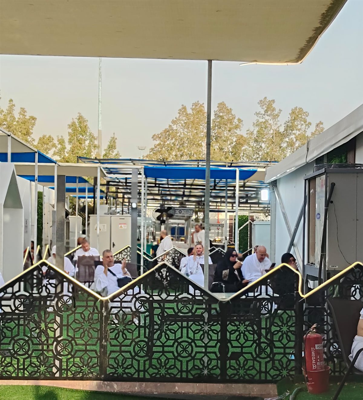 حجاج السياحة يستعدون للنفرة من عرفات إلى مزدلفة