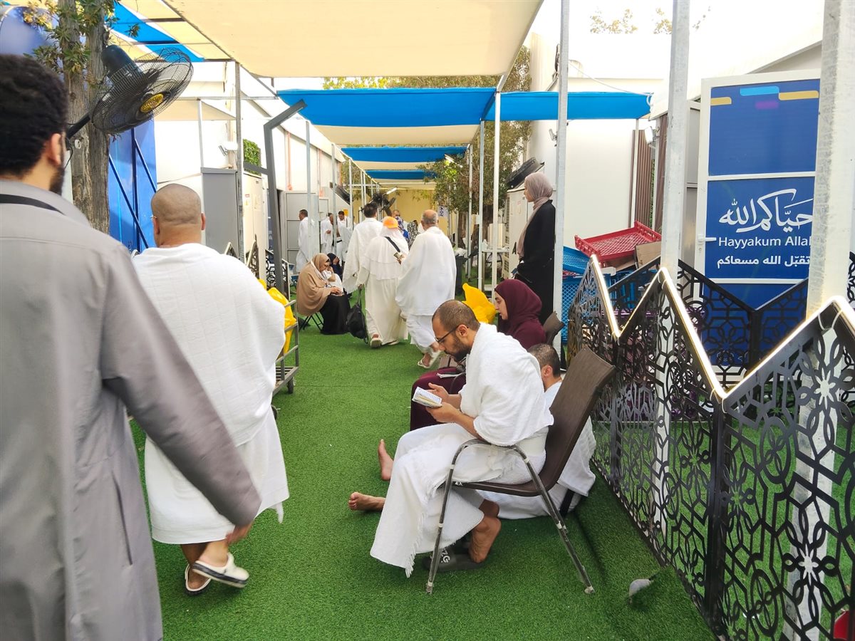 حجاج السياحة يستعدون للنفرة من عرفات إلى مزدلفة